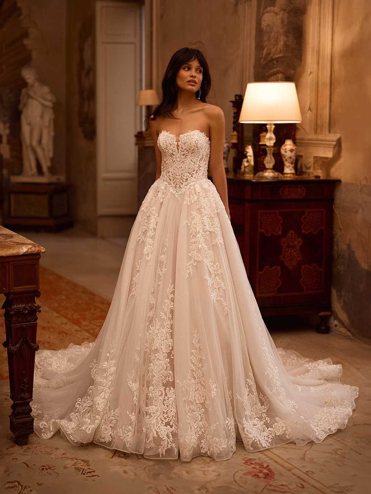 Romantic Pointed Sweetheart Tulle A-line Wedding Dress